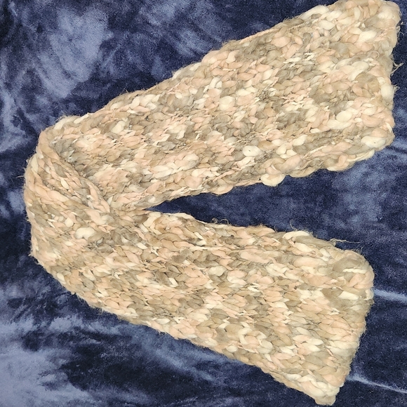 Women's Scarves - Picture 2 of 16